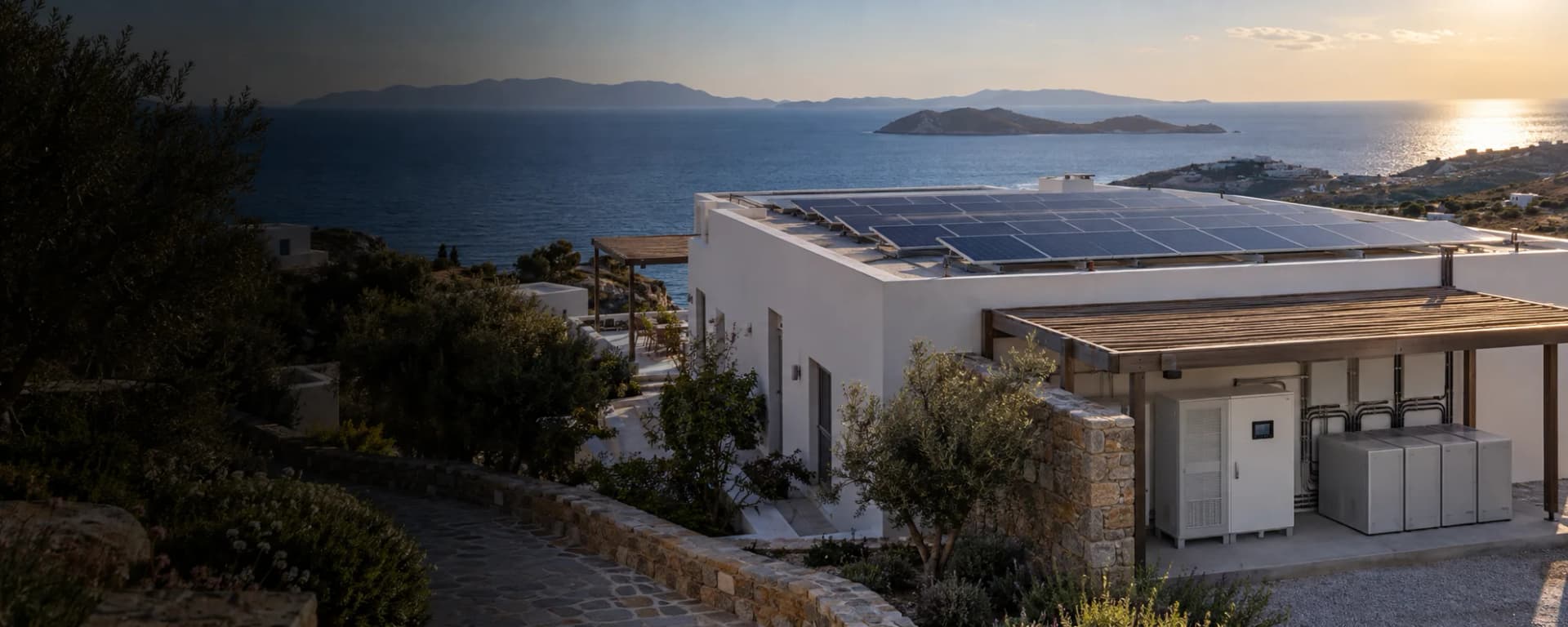 Φωτοβολταϊκή συστοιχία στέγης και αρθρωτή αποθήκευση σε σύγχρονη μεσογειακή κατοικία